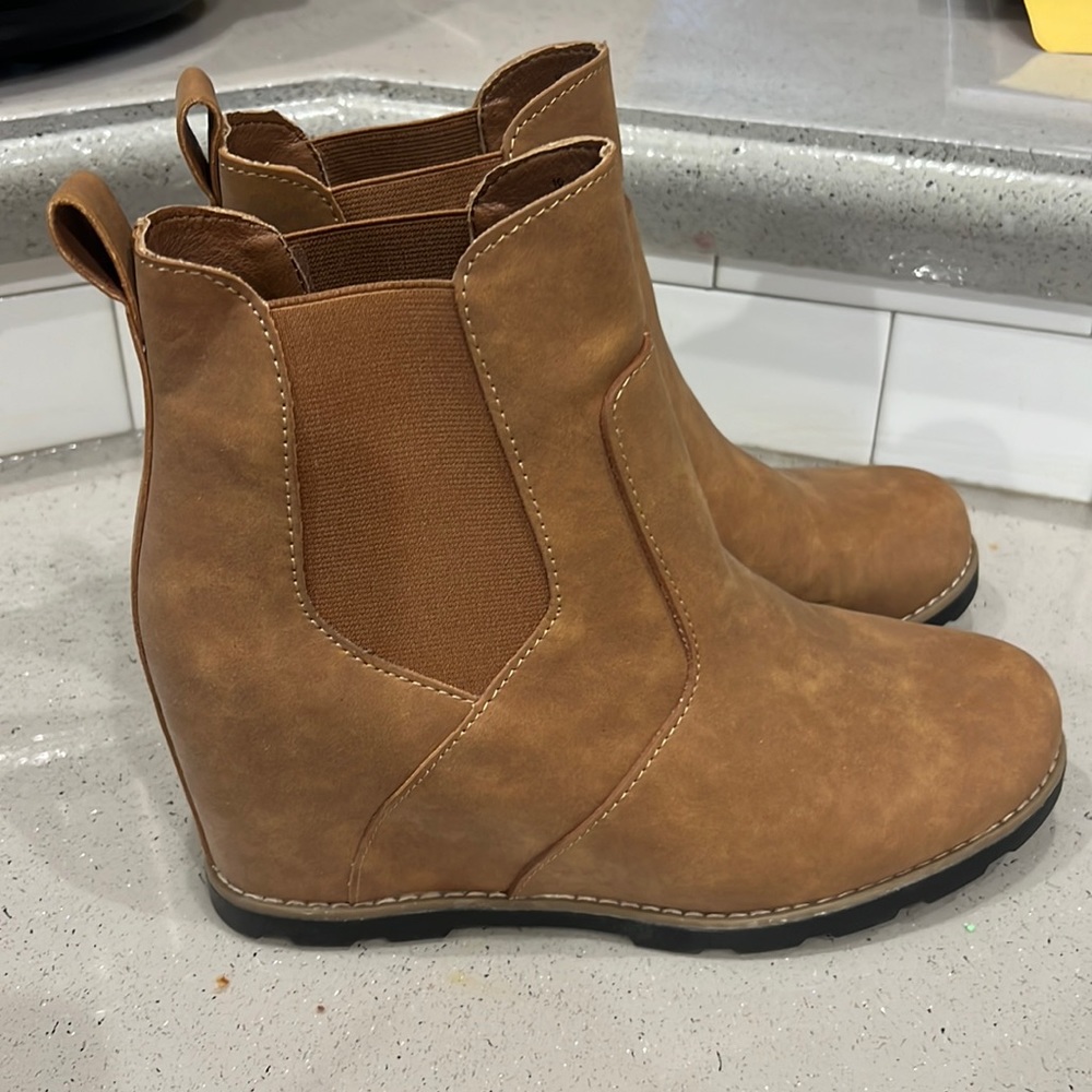 Women’s universal thread target wedge boots size 10